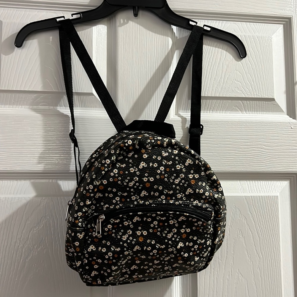 Adorable mini floral backpack!